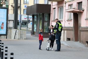 Dėl paspirtukininkų policija pastebėjo naują pavojų – rizikuoja vaikų sveikata