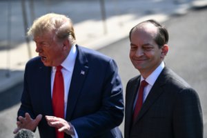 Permainos Baltuosiuose rūmuose: traukiasi darbo sekretorius Alexanderis Acosta