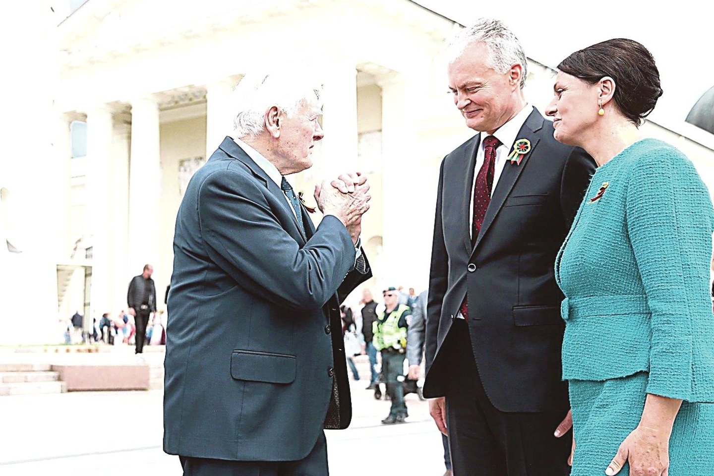 Buvęs šalies vadovas V.Adamkus pasitiki naujuoju prezidentu G.Nausėda. Šalia – jo sutuoktinė D.Nausėdienė.<br>D.Umbraso nuotr.