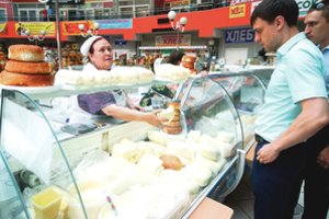 Kremlius pučiasi, o žmonės rauda – už valdžios puikybę moka pirkėjai