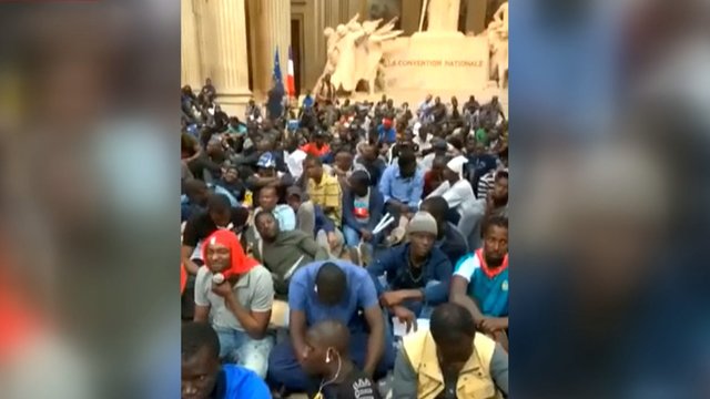 Šimtai imigrantų šturmavo Paryžiaus Panteoną – reikalavo teisės pasilikti