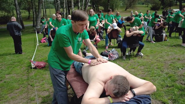 Neeilinis renginys Birštone – masiškiausiame masažo rekorde užfiksuoti 176 dalyviai