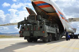 Turkija gavo dar vieną rusiškos raketų sistemos S-400 komponentų siuntą