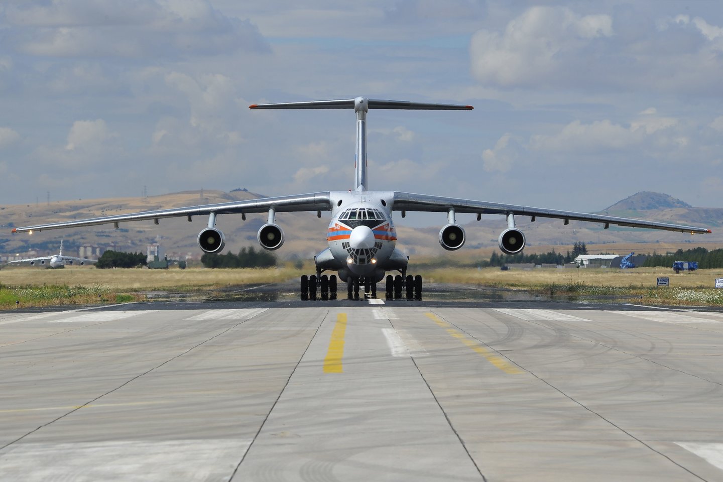 Pirmuosius S-400 komponentus Turkija gavo penktadienį – tą dieną į šalį atskrido trys juos gabenantys Rusijos lėktuvai.<br>AFP/Scanpix nuotr.