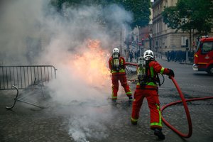 Paryžiuje po parado protestuotojai susirėmė su policija