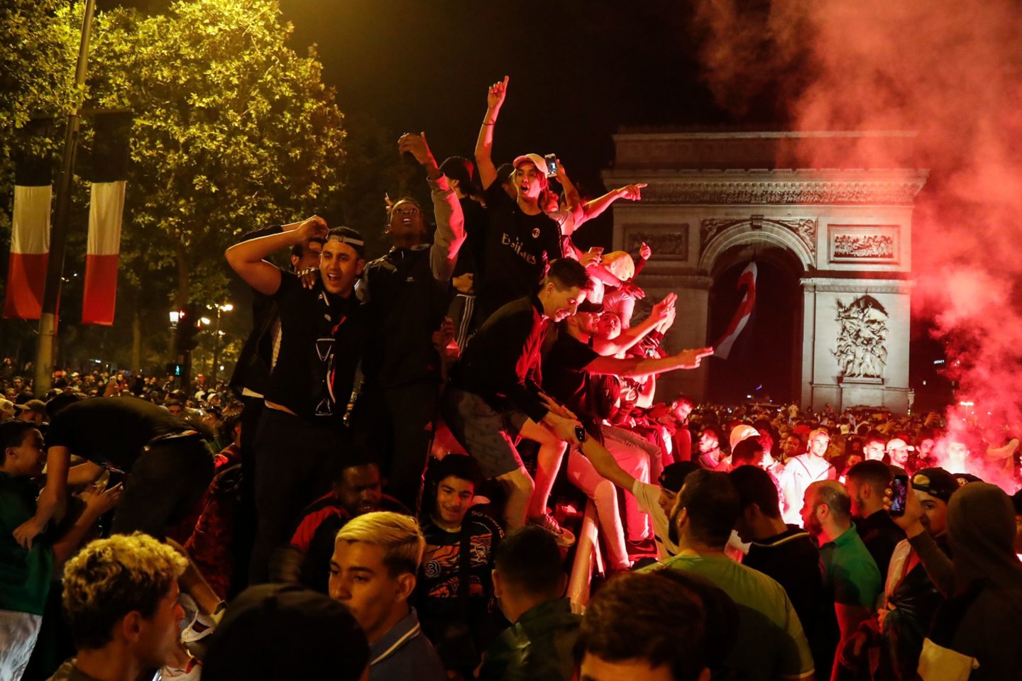 Per Afrikos Tautų taurės pusfinalį Alžyrui rezultatu 2:1 įveikus Nigerijos vienuolikę daugelyje Prancūzijos miestų kilo audringos linksmybės, kai kur peraugusios į sirgalių siautėjimą.