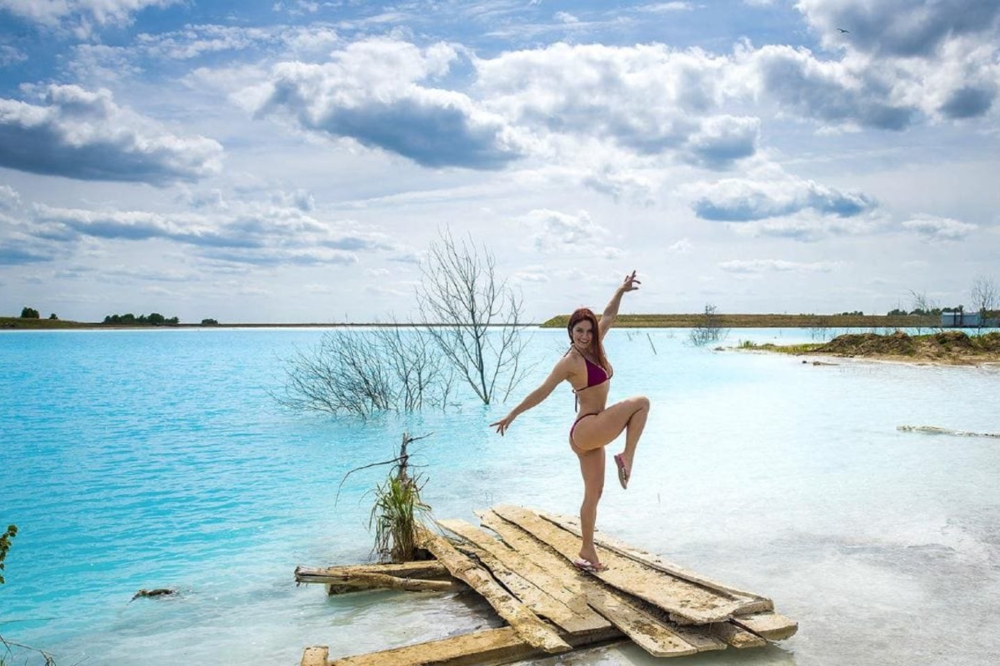 Tūkstančiai Novosibirsko gyventojų, tarp kurių galima pamatyti tiek pusnuogių moterų, tiek jaunavedžių porų, „kepa“ asmenukes prie ryškiai žydro ežero, praminto „Sibiro Maldyvais“.<br> Instagram nuotr.