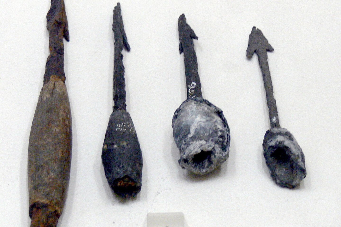  IV-V a. plumbatų galvutės, rastos Austrijoje.<br> Wikimedia commons.