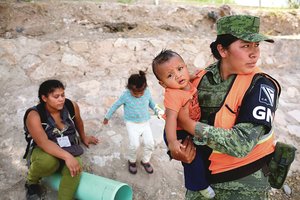 Gvatemalos teismas uždraudė prezidentui pasirašyti migracijos susitarimą su JAV