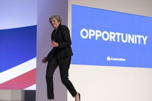 Kadenciją baigianti britų premjerė Th. May sušoko bugivugį