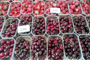 Turgūs lūžta nuo vasaros gėrybių gausos, bet kainos liūdina ne vieną 