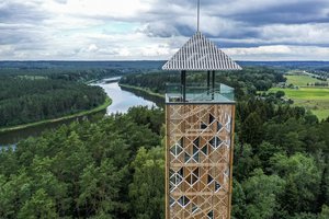 Aukščiausią apžvalgos bokštą Lietuvoje šturmuoja turistai: tokio antplūdžio dar nematė