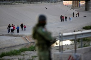 D. Trumpas imasi veiksmų neleisti žmonėms iš Centrinės Amerikos prašyti prieglobsčio JAV