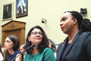 Moterys vėl užsipuolė JAV prezidentą: kaltina rasizmu