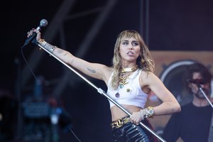 Miley Cyrus išgyvena skausmingą netektį