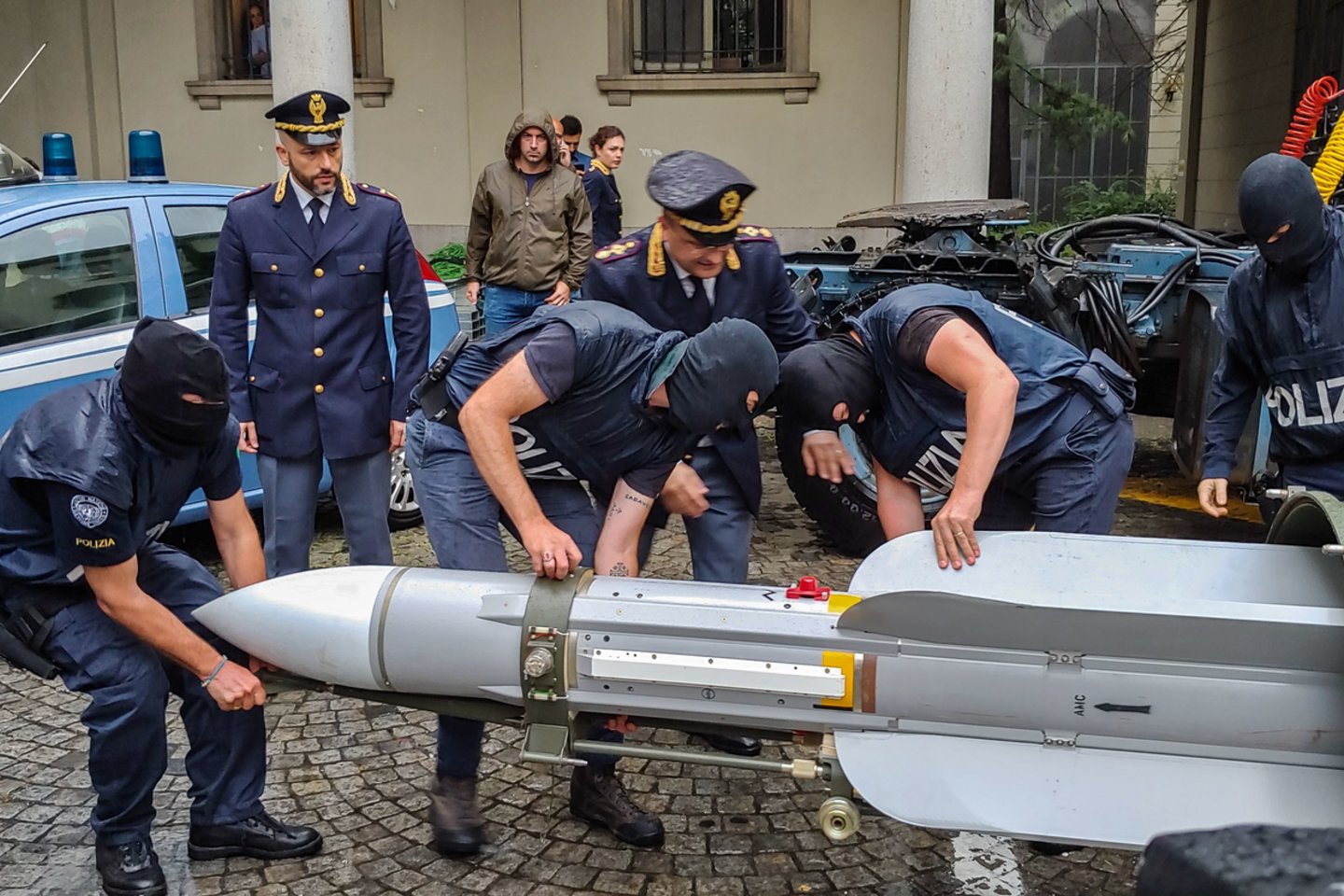  Operacijos metu Italijos pareigūnai rado raketą oras-oras ir kitų įvairiausių ginklų.<br> AFP/Scanpix nuotr.