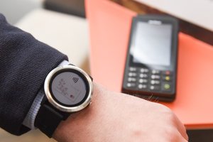 „Swedbank“ pristatė atsiskaitymų išmaniaisiais laikrodžiais galimybę