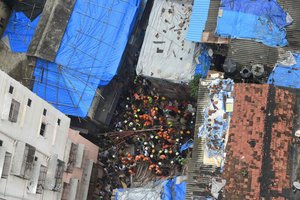 Indijoje sugriuvus pastatui žuvo mažiausiai 2 žmonės, dešimčių ieškoma