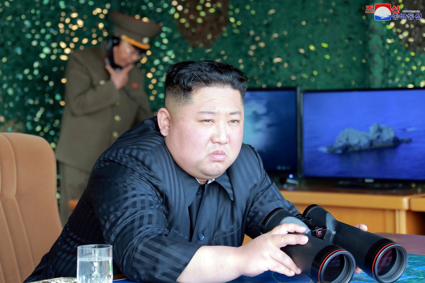 Šiaurės Korėja antradienį pareiškė svarstanti, ar toliau laikytis branduolinių ginklų ir raketų bandymų moratoriumo bei kitų iniciatyvų, turinčių gerinti santykius su JAV.<br>Reuters/Scanpix nuotr.