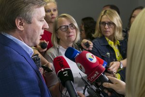 Nauja versija: užantyje valstiečiai augina gyvatę, kuri gali juos sunaikinti rinkimuose