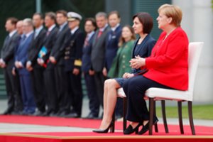 A. Merkel valstybės himnų vėl klausėsi sėdėdama