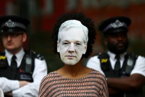 J. Assange'as iš Ekvadoro ambasados vadovavo kišimuisi į JAV prezidento rinkimus 