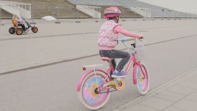 Pamokė, kaip išmokyti vaikus važiuoti dviračiu saugiai