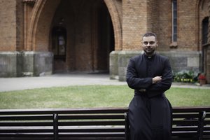 Iš Vilniaus atvykęs naujasis Druskininkų klebonas parapijiečių prašo vieno