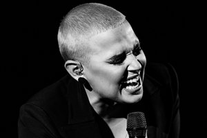 Balso traumą patyrusi Jazzu atšaukia ir perkelia koncertus: „Nesugebėčiau žiopčioti ant įrašo“