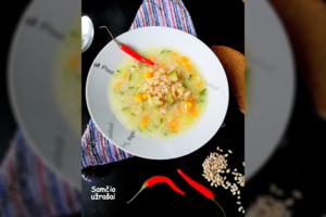 Šviežių agurkų sriuba su perlinėmis kruopomis: šeima suvalgė iki paskutinio šaukšto