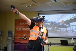 Mokomasis lėktuvų remontas virtualybėje: stebėtinas tikslumas ir visiškai jokio streso