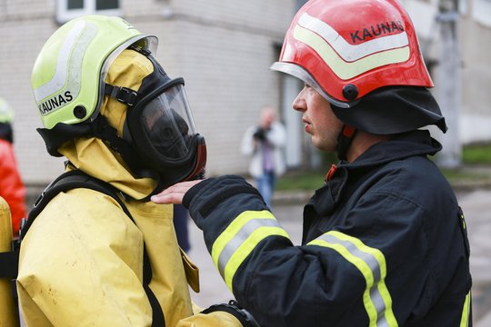 Sumaištis Kaune: išsiliejus azoto rūgščiai ant kojų sukeltos visos tarnybos, žmogus išvežtas į ligoninę