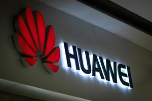 Įstatymų leidėjai ragina palikti „Huawei“ „juodajame sąraše“