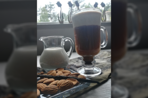 Rytinė kava su riešutų pienu, kurį lengvai pagaminsite per 5 minutes