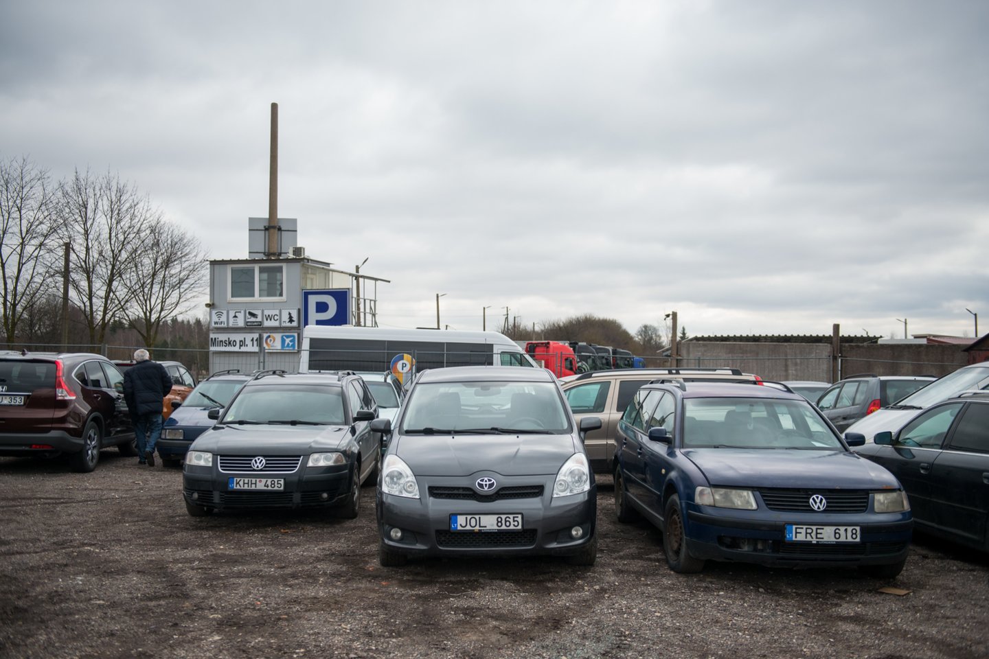 Pasitraukus ukrainiečiams parduoti naudotus automobilius tapo gerokai sudėtingiau ne tik verslininkams, bet ir privatiems asmenims.<br>J.Stacevičiaus nuotr.