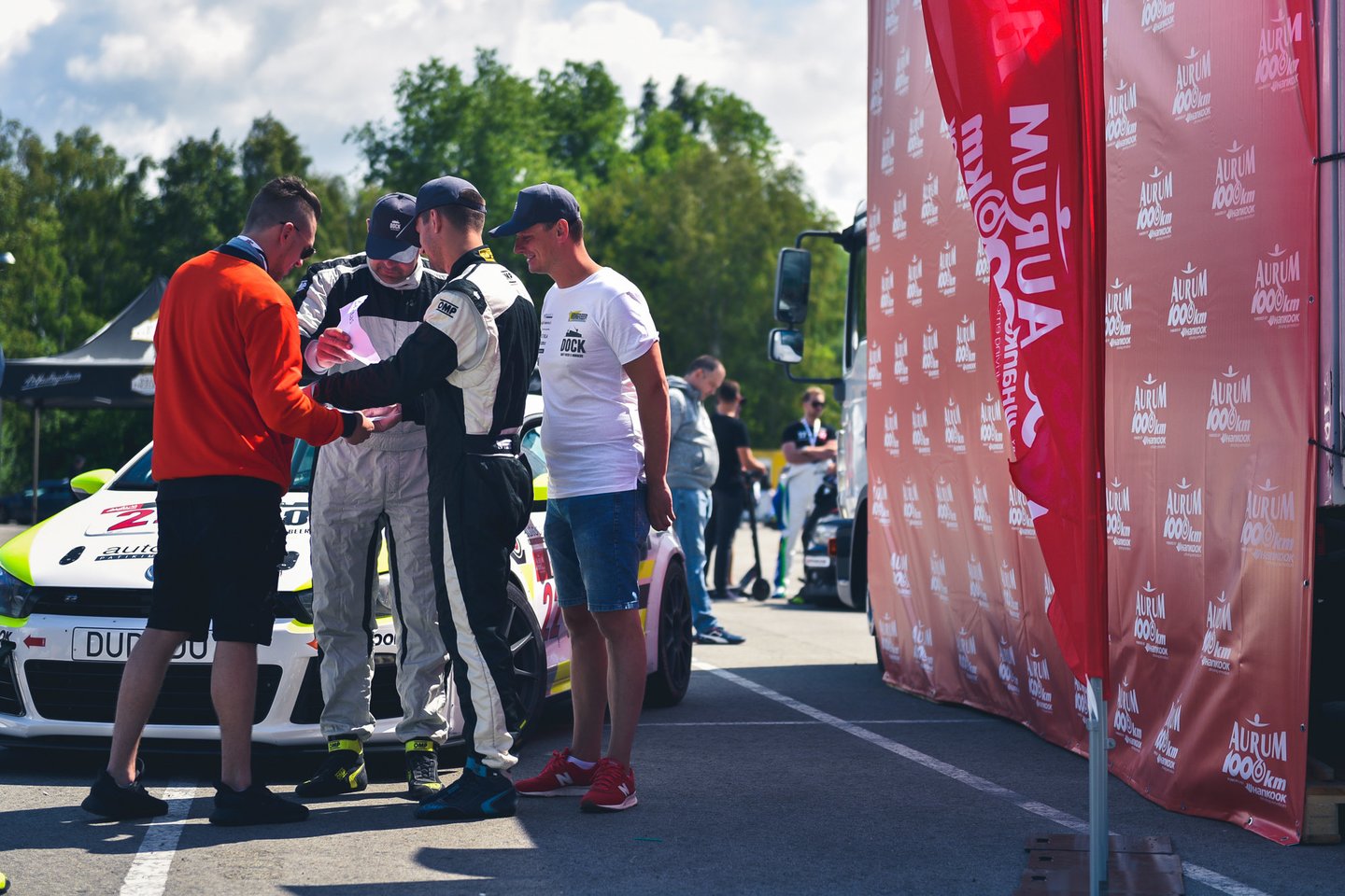 1006 km lenktynėse komisarai leido dalyvauti 38 komandoms.<br> Vytauto Pilkausko nuotr.