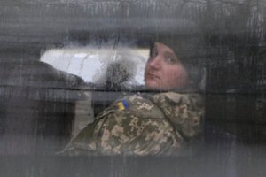 Rusija pratęsė areštą Ukrainos jūreiviams, tęsiantis deryboms dėl apsikeitimo kaliniais