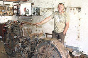 Motociklą-monstrą sukūręs vilkaviškietis į laužyną važiuoja kaip į bažnyčią