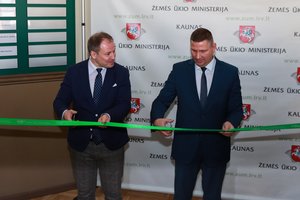 Valstiečiai nori, kad kiti šertų nustekentą karvę