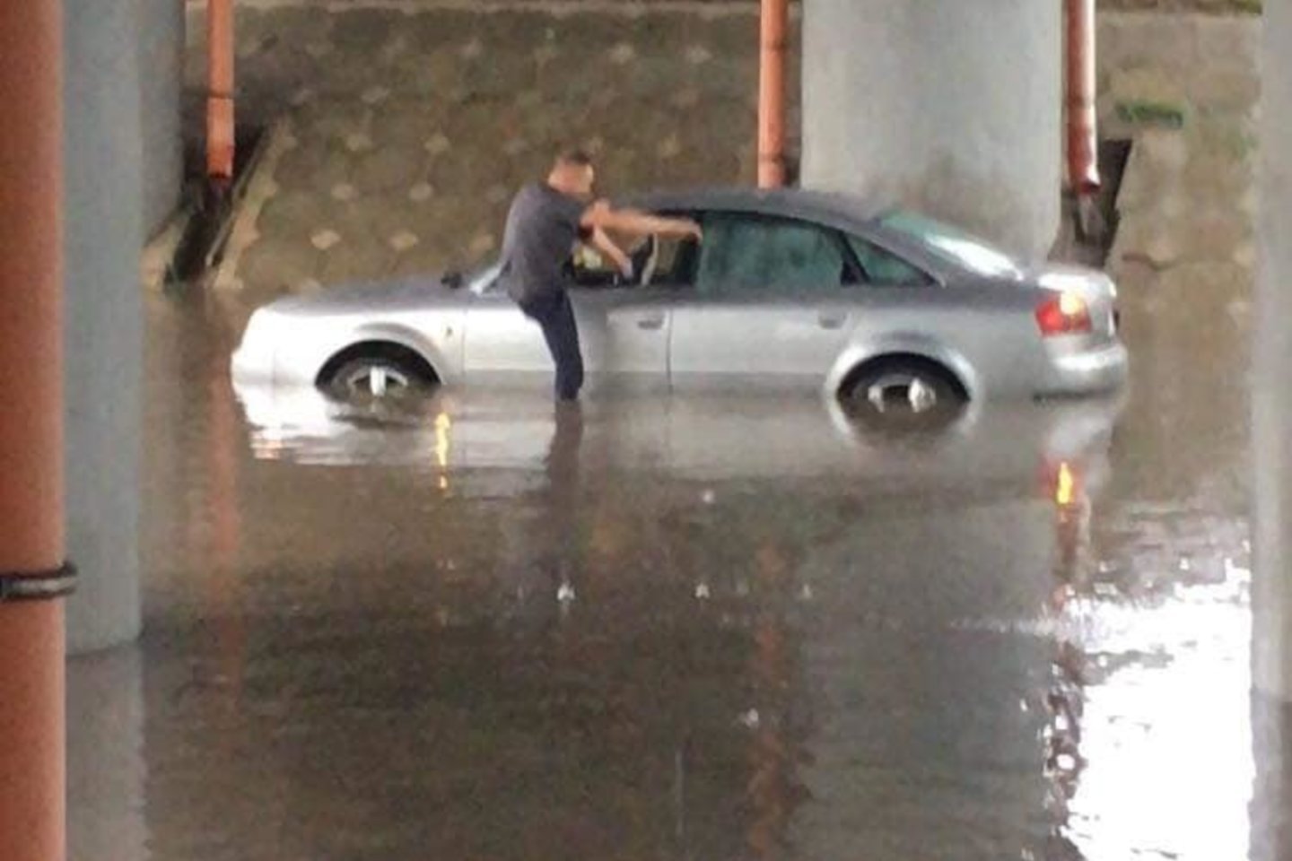Lietui apsėmus Tauragę, ugniagesiai iš automobilių vadavo žmones.