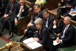 Britų parlamentarai bando išvengti „Brexit“ be sutarties galimybės