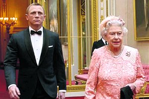 Karalienė Elizabeth II įsigeidė asmenukės su Džeimsu Bondu