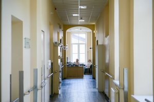 Rajono ligoninėje dirbanti jauna medikė nori bristi į skolas, bet čia nebedirbs