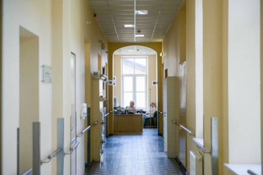 Rajono ligoninėje dirbanti jauna medikė nori bristi į skolas, bet čia nebedirbs