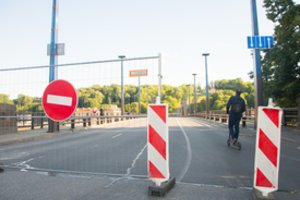 Uždarius Aleksoto tiltą remontui kai kurie kauniečiai dėl to tik džiūgauja