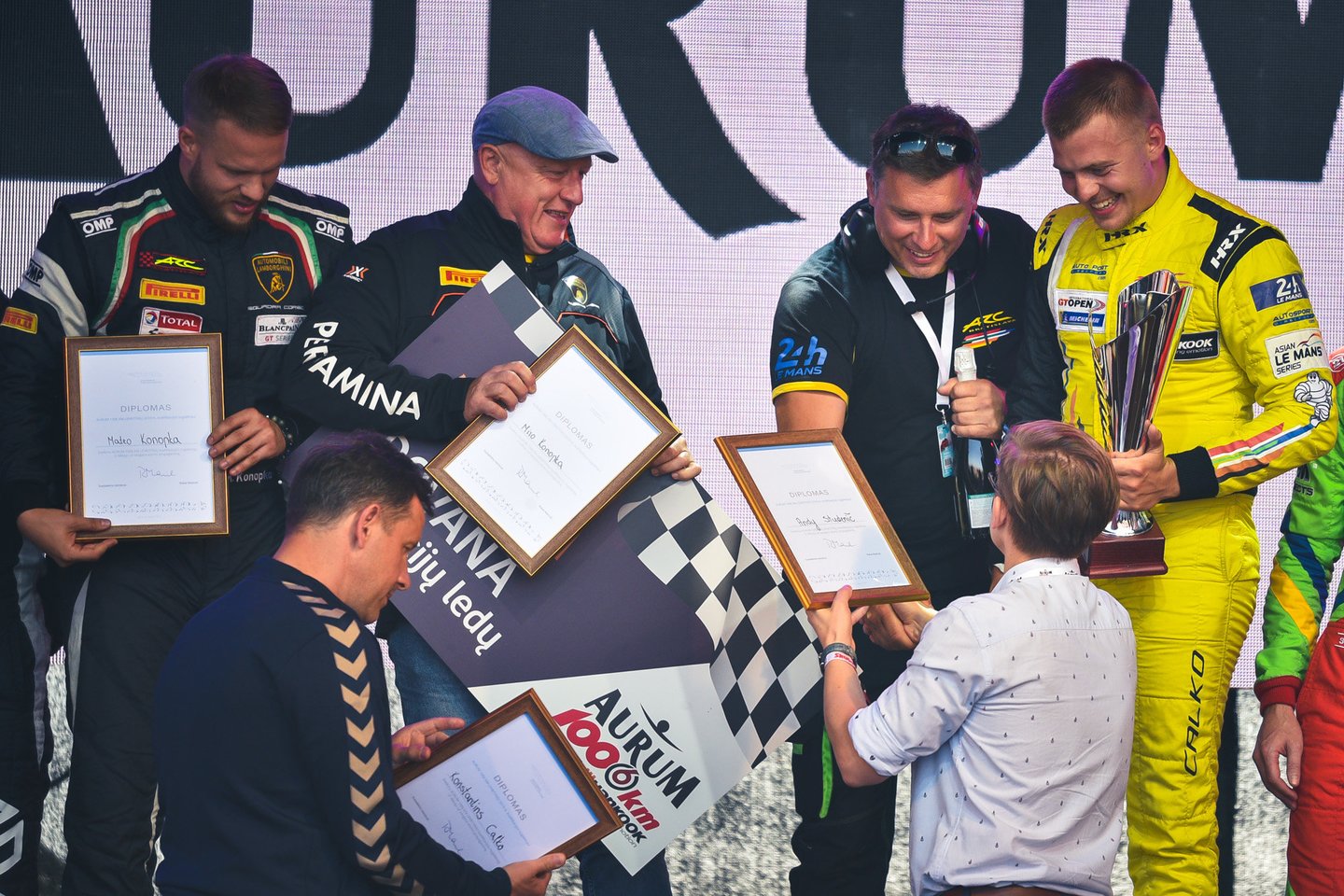  1006 km lenktynių kvalifikacijos nugalėtojų apdovanojimai.<br> Vytauto Pilkausko nuotr.