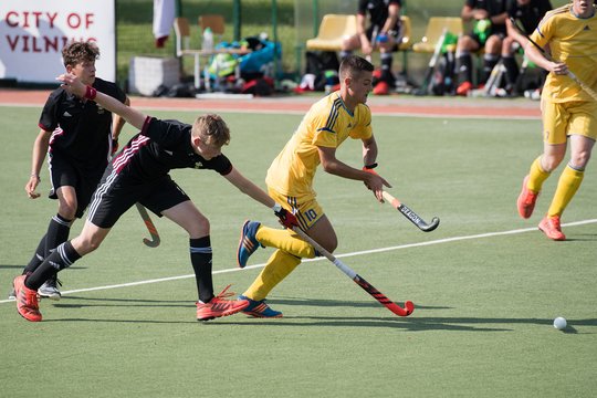  Europos čempionato žolės riedulio mačą Vilniuje žaidė Velso ir Ukrainos jaunieji sportininkai <br> A.Pliadžio nuotr.