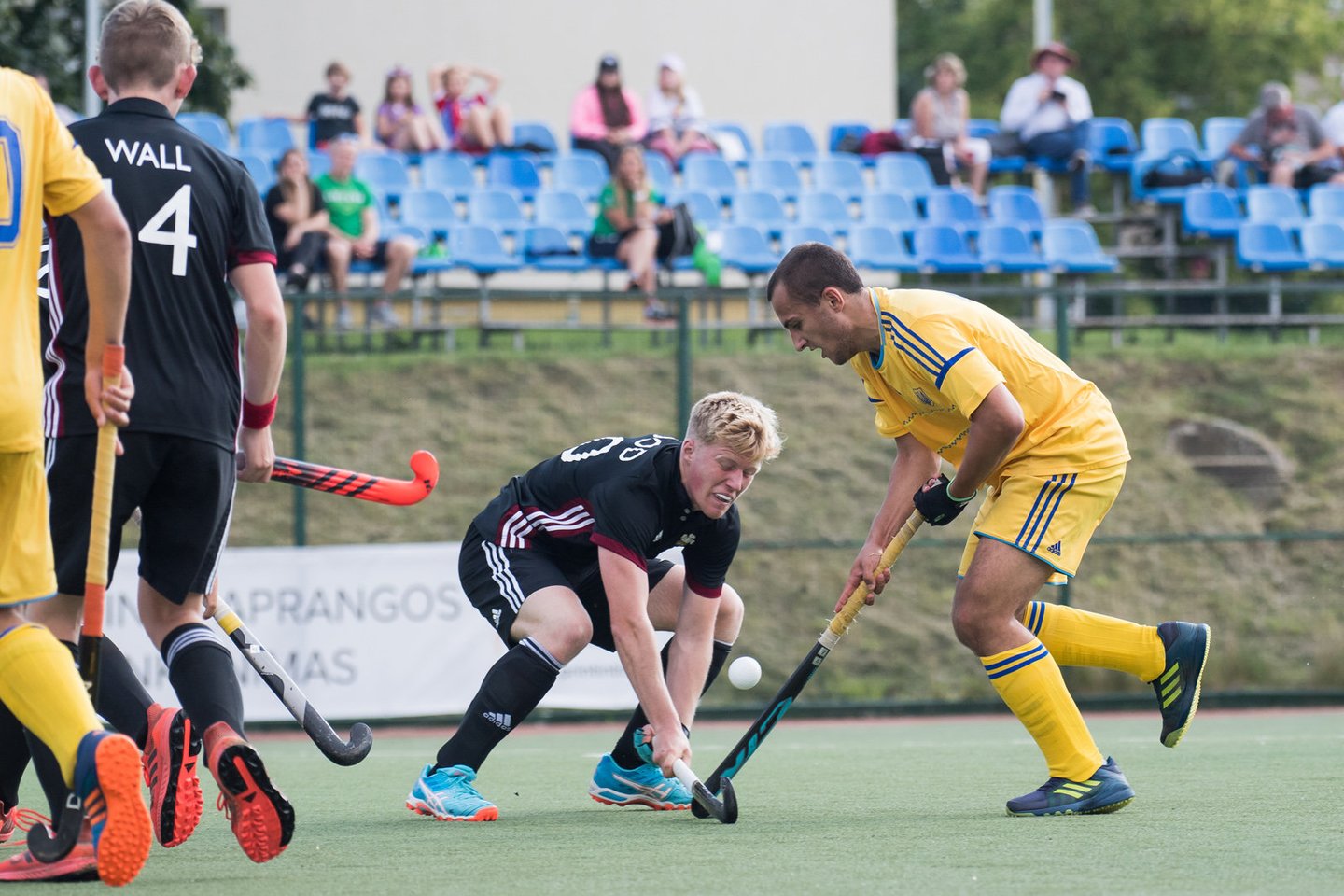 Europos čempionato žolės riedulio mačą Vilniuje žaidė Velso ir Ukrainos jaunieji sportininkai <br> A.Pliadžio nuotr.