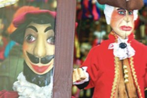 Daugiabučių apsuptyje įsikūręs muziejus kviečia pažinti žymiausias pasaulio lėles