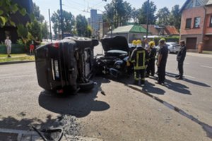 Susidūrus automobiliams Kaune vienas apvirto, prireikė medikų ir ugniagesių